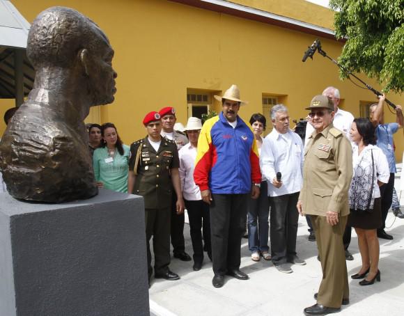 Gäste des Festaktes besuchen das Revolutionsmuseum in Santiago