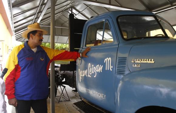 Venezuelas Präsident Maduro neben einem Auto, das von den kubanischen Revolutionären genutzt wurde