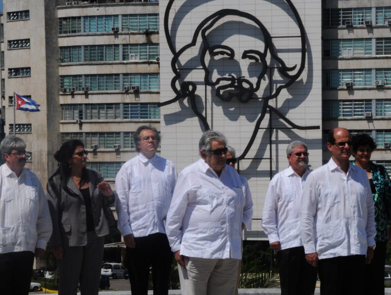 Mujica und weitere Delegationsmitglieder auf dem Revolutionsplatz in Havanna. Im Hintergrund das Konterfei des Revolutionärs Camilo Cienfuegos