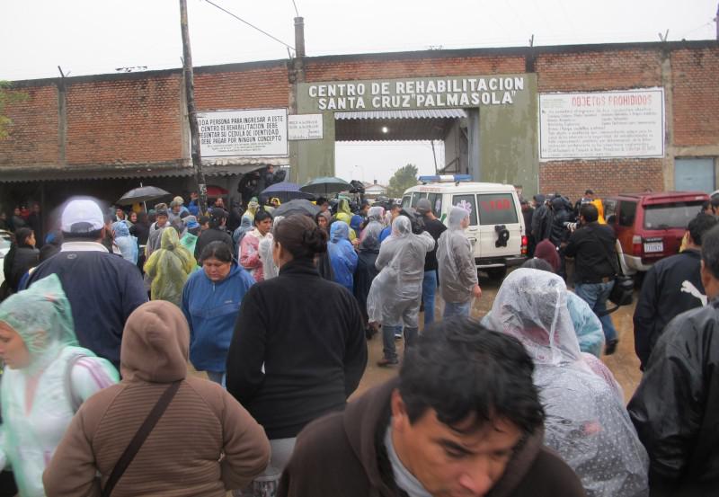 Am Eingang des Gefängnisses Palmasola in Santa Cruz