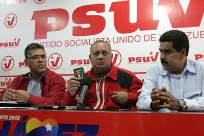 Die Mitglieder der PSUV-Führung, Elias Jaua, Diosdado Cabello und Nicolás Maduro, bei der Pressekonferenz am Montag
