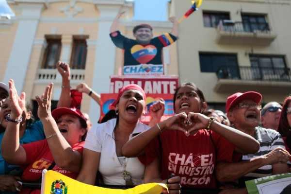 Tausende Anhänger von Präsident Chávez demonstrierten vor dem Parlament ihre Unterstützung