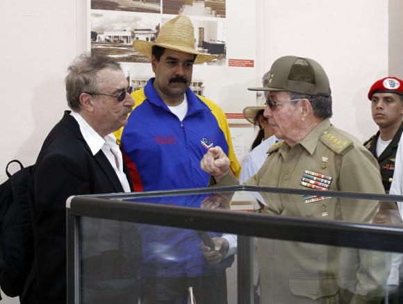 Amerika21.de-Kolumnist Ignacio Ramonet mit Nicolás Maduro und Raúl Castro