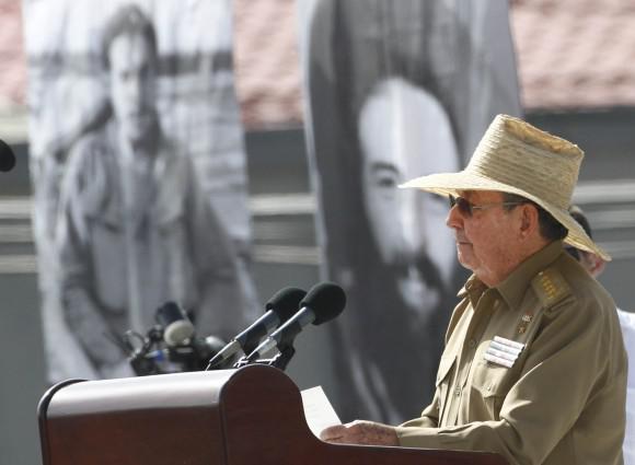 Raúl Castro mit einem typischen Hut der kubanischen Revolutionskämpfer