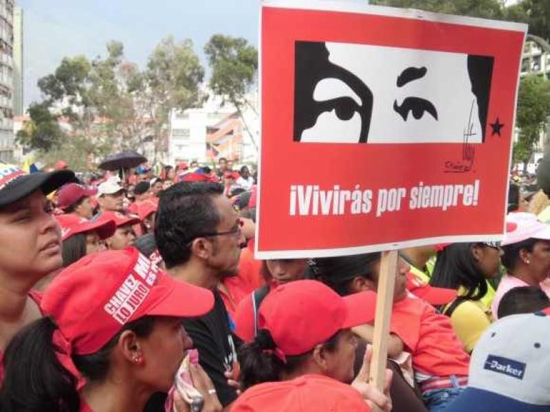 Anhänger von Hugo Chávez im 23 de Enero, auf dem Plakat eine Zeichnung der Augen von Chávez: "Du wirst für immer leben"