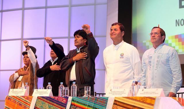 Solidaritätstreffen mit Evo Morales, hier mit im Bild: Ecuadors Präsident Rafael Correa und Außenminister Ricardo Patiño. Ende Juli sollen sich in Bolivien Aktivisten treffen