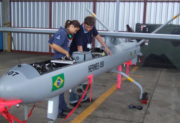 Techniker warten eine Hermes 450-Drohne der brasilianischen Streitkräfte