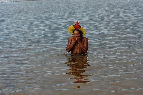Kayapó-Indigener im Fluss Xingu