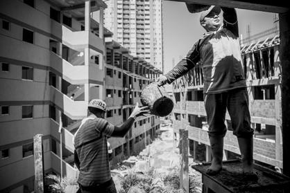 Gemäß einer Vereinbarung mit der Regierung und mit Unterstützung des Wohnungsbauprogramms "Gran Misión Vivienda Venezuela", stellt der Staat den Familien den größten Teil der Baumaterialien zur Verfügung, um dieses selbstverwaltete Hausbauprojekt zu ermöglichen