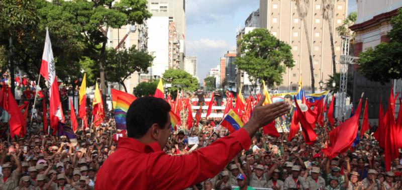 Präsident Nicolás Maduro auf der Bühne vor dem Präsidentenpalast