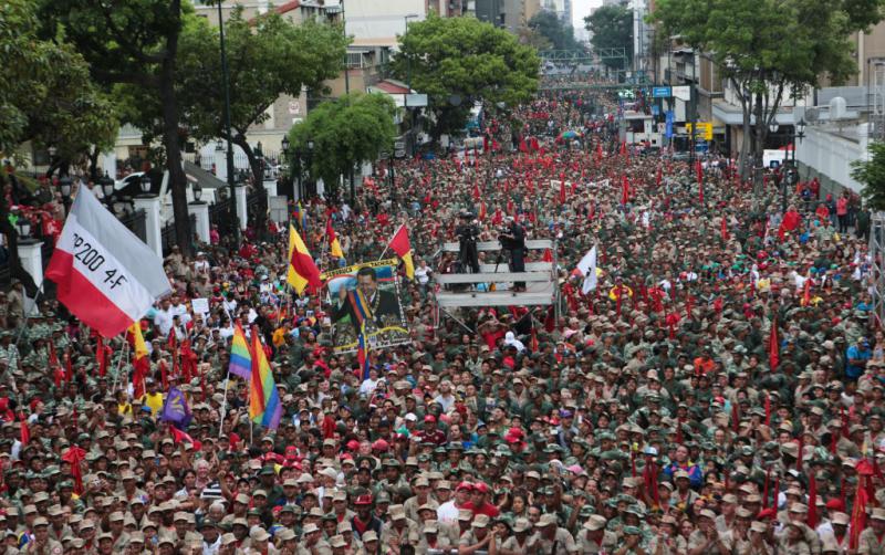 Demonstrationszug auf der Avenida Urdaneta im Zentrum von Caracas