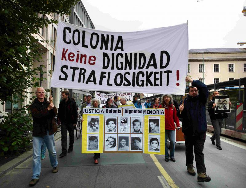 Auch in Deutschland wird die Verfolgung der Täter gefordert: Demonstrationszug vor dem Auswärtigen Amt in Berlin (2013)