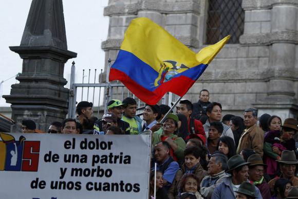Die Teilnehmer der Gedenkveranstaltung schwenkten die Nationalfahne Ecuadors
