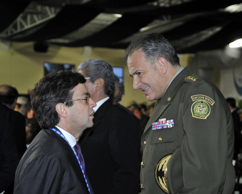 Der Ex-Direktor der kolumbianischen Polizei General Óscar Naranjo (re) bei einem OAS-Treffen im Jahr 2011. Links der Präsident der Interamerikanischen Entwicklungsbank, Luis Alberto Moreno