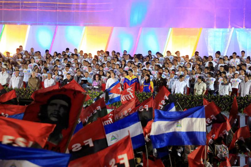 Podium auf der Plaza de la Fe, in der Mitte Präsident Ortega, rechts neben ihm Nicolás Maduro