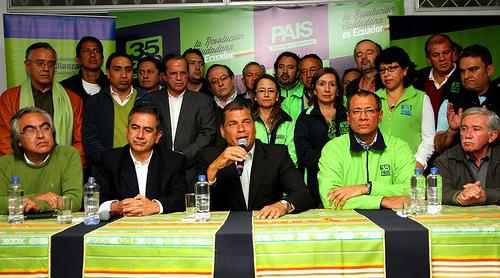 Pressekonferenz von Alianza País nach den Wahlen. Links neben Präsident Correa der Ex-Bürgermeister von Quito, Augusto Barrera
