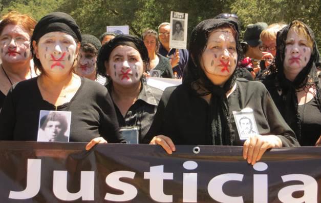 Angehörige von Verschwundenen fordern Gerechtigkeit am Eingangstor der Colonia Dignidad