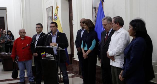 Vizepräsident Jorge Arreaza beim Pressegespräch nach dem Treffen. Rechts im Bild die Vertreter der Unasur-Mission Holguín, Figueiredo und Patiño