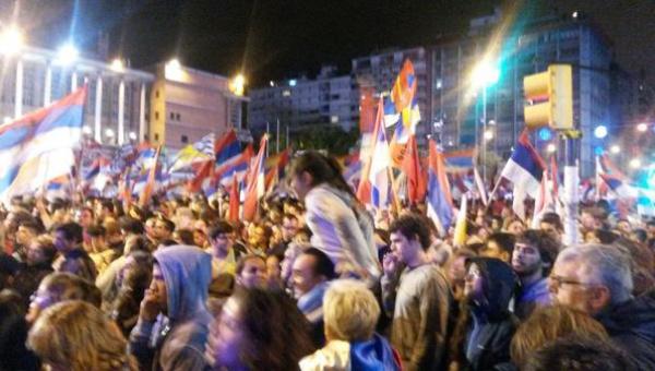 Die feiernden Frenteamplistas vor dem Rathaus von Montevideo