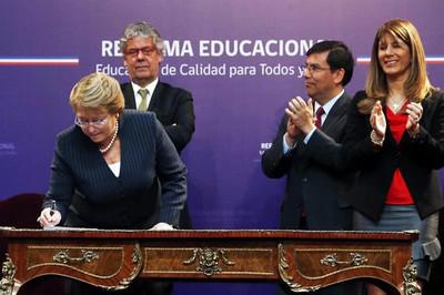 Die chilenische Präsidentin Michelle Bachelet bei der Unterzeichnung des Gesetzentwurfs