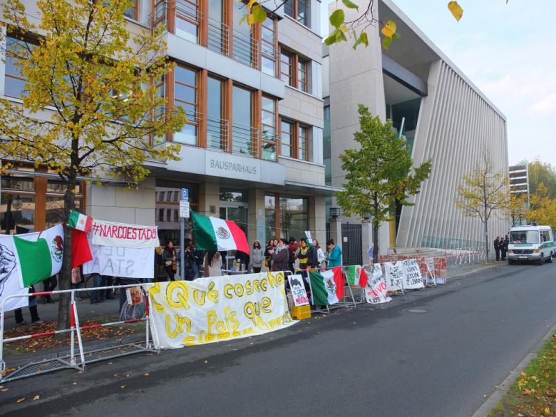 Mahnwache an der mexikanischen Botschaft in Berlin