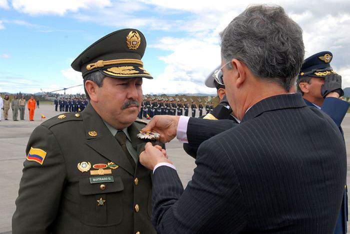 Ehemaliger General Buitrago hat vom Ex-Präsidenten Uribe einen Ordnen erhalten.