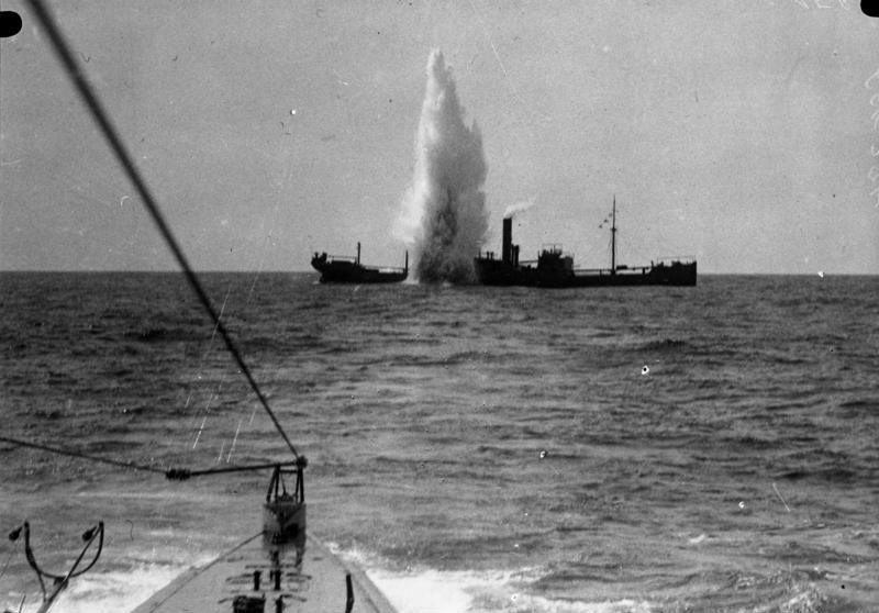 Das deutsche U 35 versenkt das britische Frachtschiff Maplewood mit einem Torpedo
