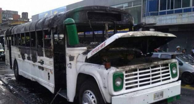 Ein ausgebrannter Bus in San Cristóbal im Bundesstaat Táchira
