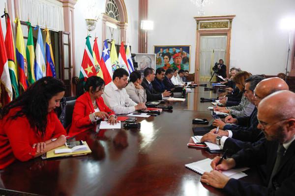 Die Außenministerdelegation der Unasur beim Arbeitstreffen mit Präsident Maduro in Caracas