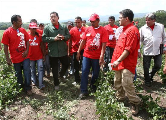 Präsident Chávez bei der Übergabe der Ländereien an Kleinbauern im Jahr 2009