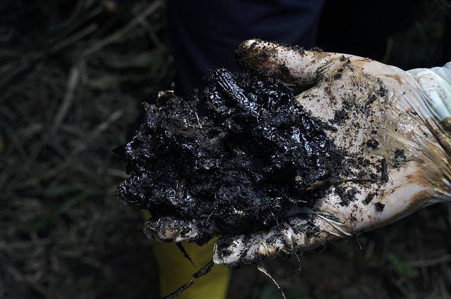 Folgen der Rohstoffpolitik: Verschmutzung durch Chevron in Ecuador. Die Regierung von Präsident Correa fordert von dem US-Multi Entschädigung