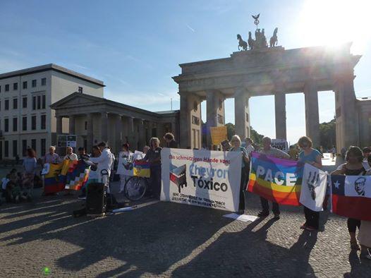 In Berlin demonstrierten zivilgesellschaftliche Gruppen vor dem Brandenburger Tor gegen die Praktiken des Öl-Multis