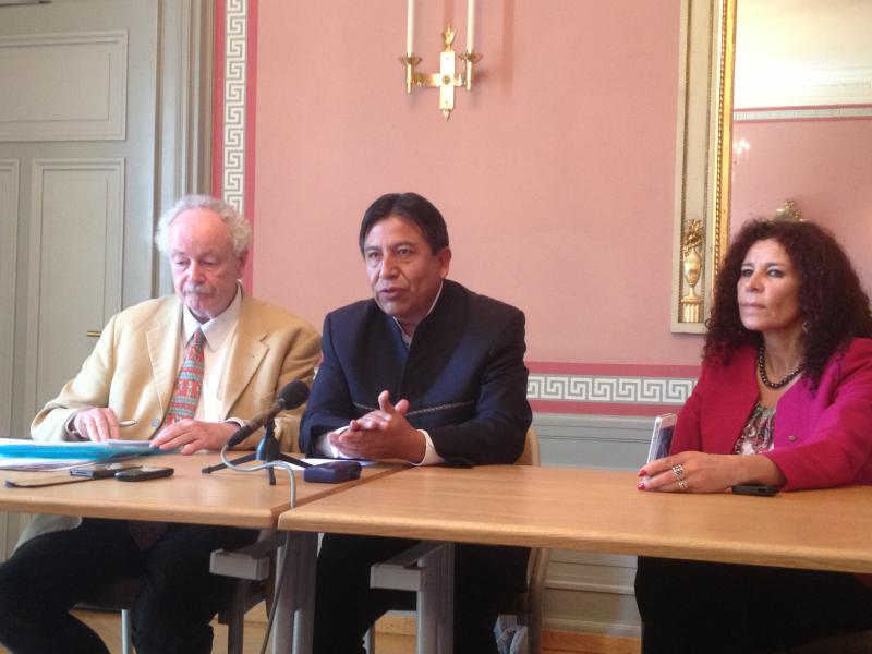 Boliviens Außenminister David Choquehuanca (Mitte) und Botschafterin Elizabeth Salguero (rechts) bei der Pressekonferenz in Bern