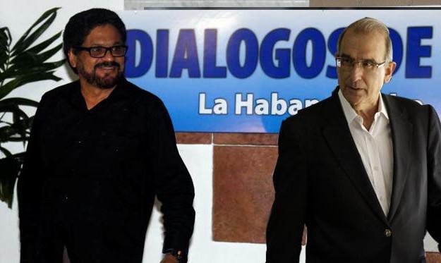 Die Leiter der Friedensdelegationen in Havanna, Iván Márquez (links) für die FARC und Humberto de la Calle für die Regierung Santos