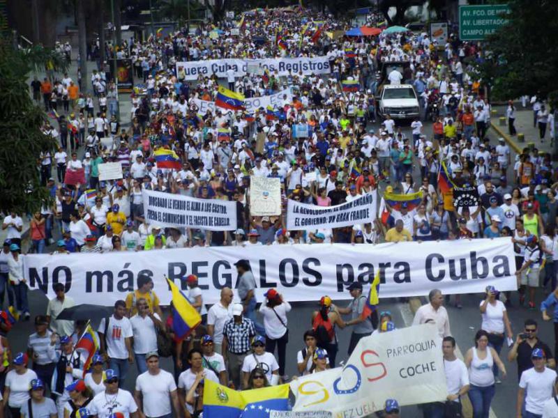 Demonstration gegen Kuba am Sonntag in Caracas. Auf dem Transparent: "Keine Geschenke mehr für Kuba"