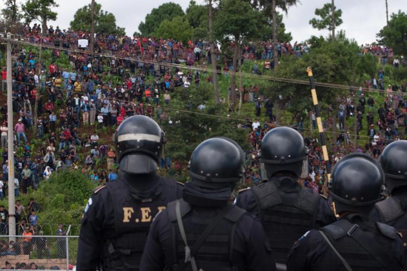 Polizeieinsatz gegen Protestierende in San Juan Sacatepéquez im Juli 2013