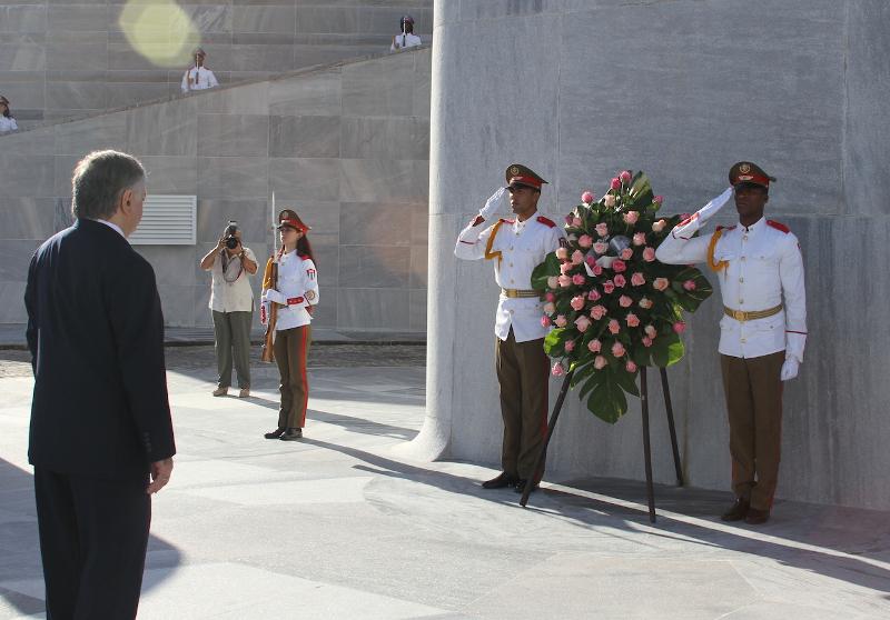 Der armenische Außenministers Edward Nalbandian am Ehrenmal von José Martí in Havanna