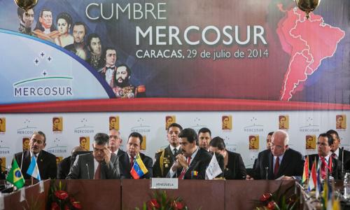 Venezuelas Präsident Nicolás Maduro (Mitte) übergab den Pro-Tempore-Vorsitz des Mercosur an Argentinien