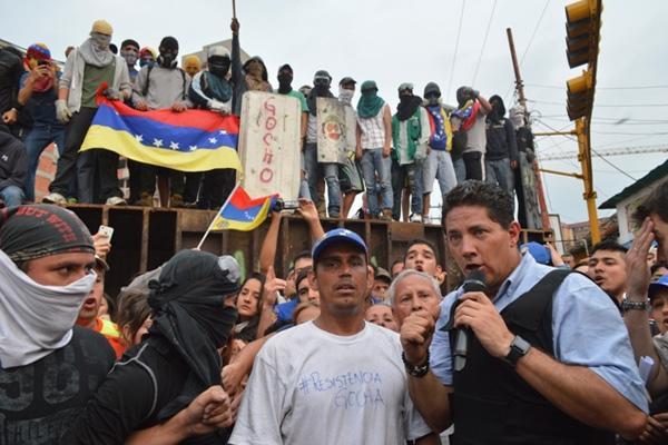 Im Fronteinsatz für CNN: Fernando Del Rincón, hier in San Cristóbal, einem Zentrum der gewalttätigen Demonstrationen der venezolanischen Opposition