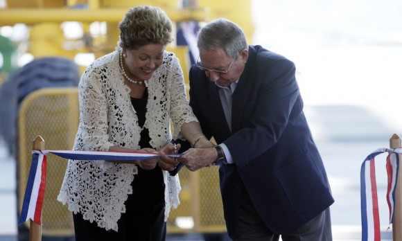 Dilma Rousseff und Raúl Castro bei der Einweihung am Montag