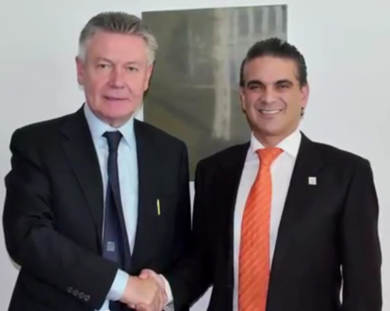 Der Handelminister Ecuadors, Francisco Rivadeneira (rechts), mit dem Europakommissar für Handel,  Karel de Gucht,