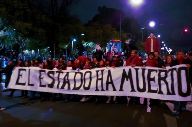 Künstler protestierten in Mexiko-Stadt. Auf dem Transparent steht: "Der Staat ist tot"