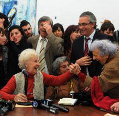 Estela de Carlotto und Familienangehörige bei der Bekanntgabe der Entdeckung ihres seit 36 Jahren verschwundenen Enkelsohnes