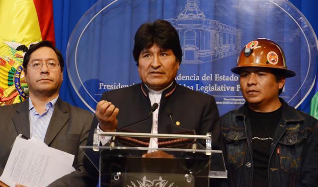 Präsident Evo Morales mit Wirtschaftsminister Luis Acre (links) und GewerkschaftsführerJuan Carlos Trujillo von der COB