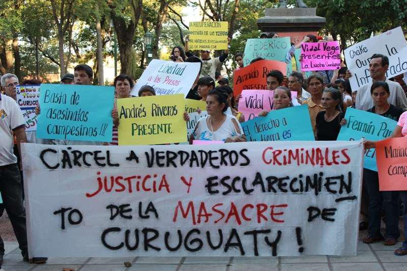 Angehörige der Hungerstreikenden fordern auf ihrem Transparent "Gefängnis für die wirklichen Verbrecher – Gerechtigkeit und Klärung des Massakers von Curuguaty"