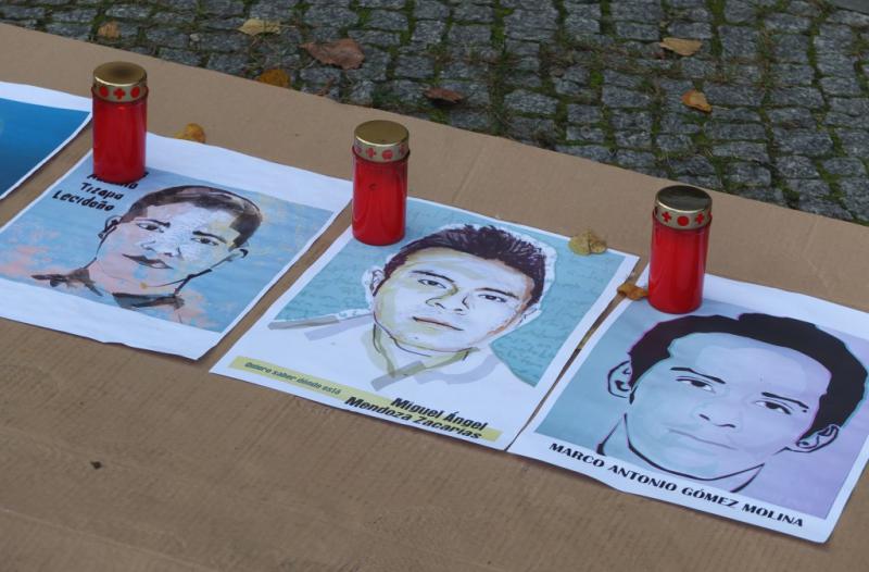 Bilder der verschwundenen Studenten auf dem Gehweg neben der Botschaft