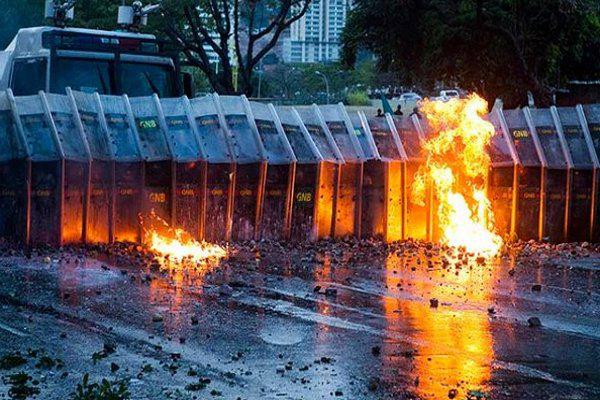 Molotowcocktails gegen die Nationalgarde: Szene während der Proteste gegen die Regierung in Venezuela
