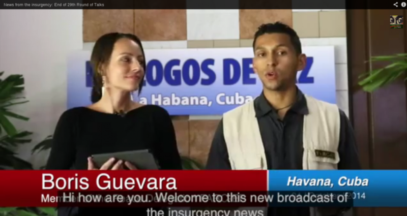 Tanja Nijmeijer und Boris Guevara von der Friedensdelegation der FARC fungieren als Nachrichtensprecher