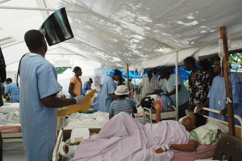 Kubanische Ärzte im Hospital Saint Michel Jacmel in Haiti. Sie arbeiten dort nach dem Erdbeben 2010 mit haitianischen Ärzten zusammen, die in Kuba ausgebildet wurden