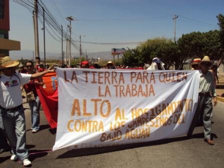 Protest der Kleinbauern von Bajo Aguán, wo immer wieder Aktivisten ermordet werden. Auf dem Banner: "Stop den Angriffen gegen die Bauern von Bajo Aguan"
